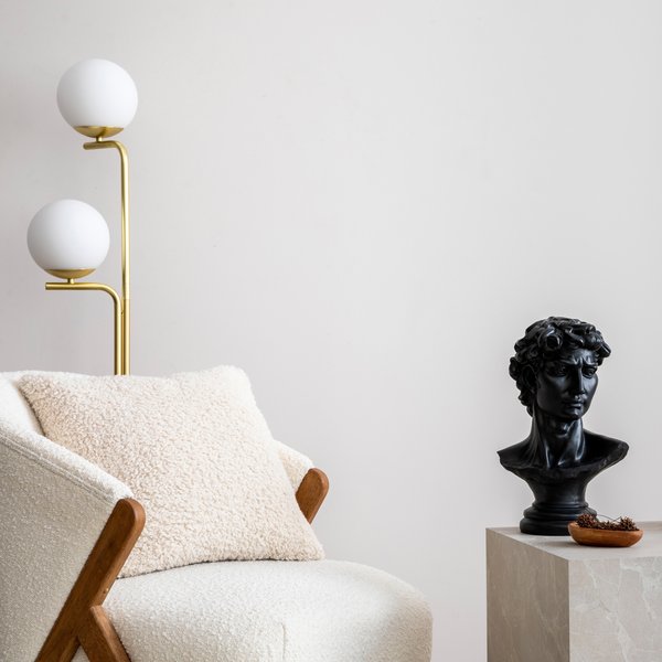 Quelle est la meilleure façon d'intégrer un châle coloré à une tenue neutre sans surcharger?