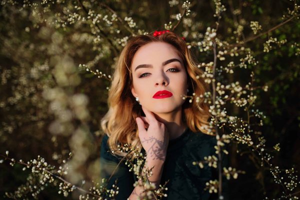 Quels conseils pour associer des gants longs à une robe sans manches pour une réception élégante?